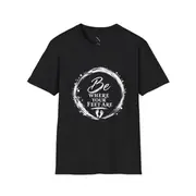Camiseta unisex — frase «Be Where Your Feet Are» en un círculo de pincel — Foto 1 de 14