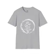 Camiseta unisex — frase «Be Where Your Feet Are» en un círculo de pincel — Foto 3 de 14