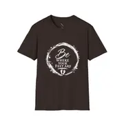 Camiseta unisex — frase «Be Where Your Feet Are» en un círculo de pincel — Foto 5 de 14