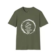 Camiseta unisex — frase «Be Where Your Feet Are» en un círculo de pincel — Foto 7 de 14