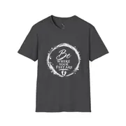 Camiseta unisex — frase «Be Where Your Feet Are» en un círculo de pincel — Foto 9 de 14