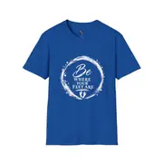 Camiseta unisex — frase «Be Where Your Feet Are» en un círculo de pincel — Foto 11 de 14