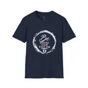 Camiseta unisex — frase «Be Where Your Feet Are» en un círculo de pincel — Foto 13 de 14