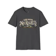 Camiseta unisex — frase «Live With No Regrets» con montañas nevadas — Foto 7 de 11